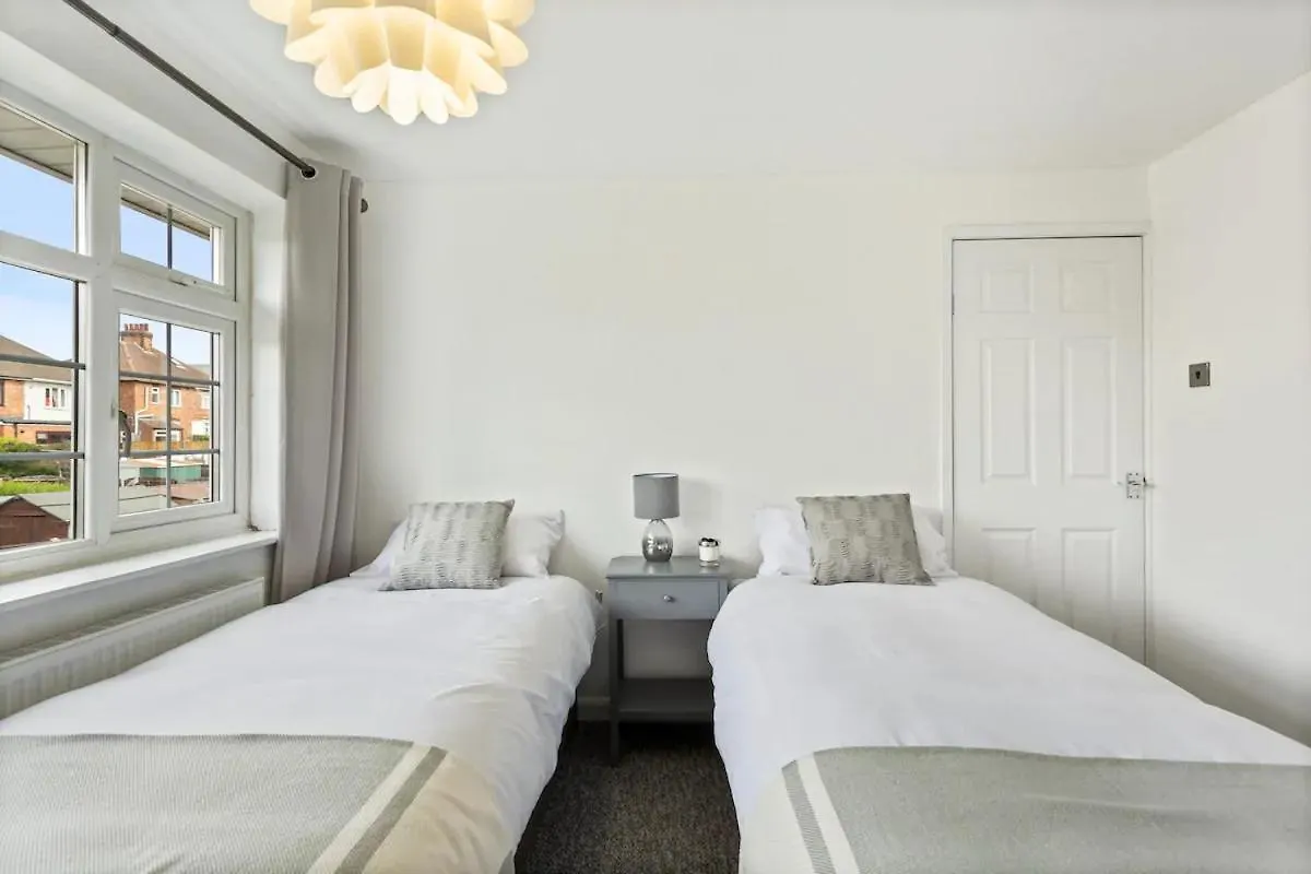 Bright & Spacious With Garden & Parking Nottingham United Kingdom