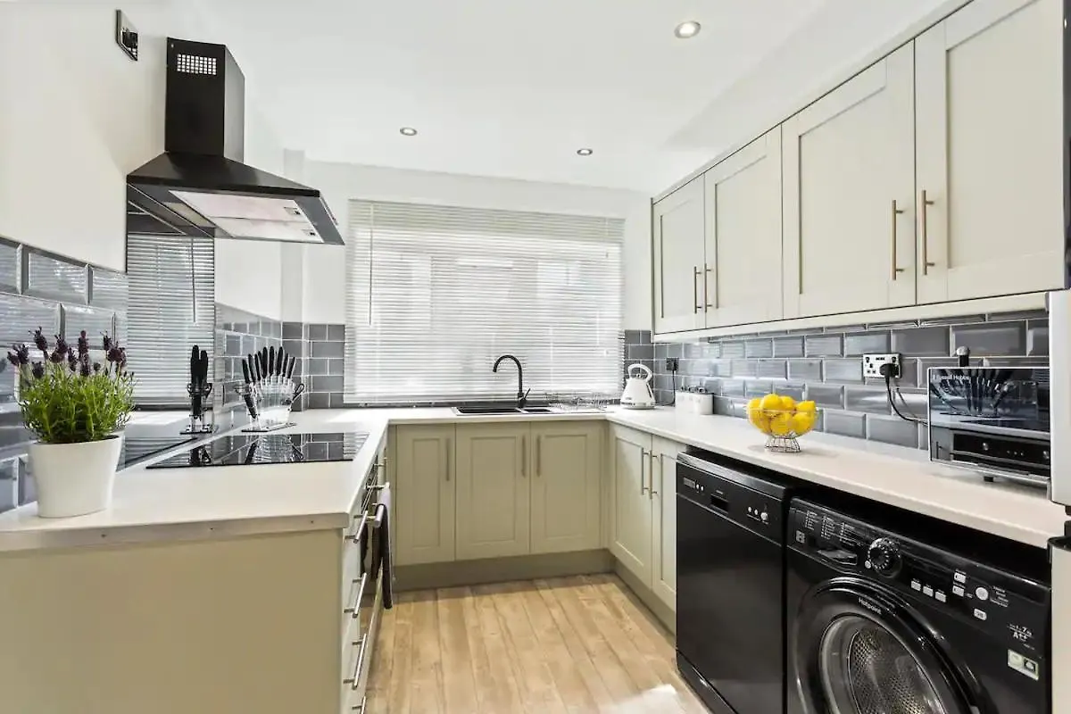 Bright & Spacious With Garden & Parking Nottingham 0*,