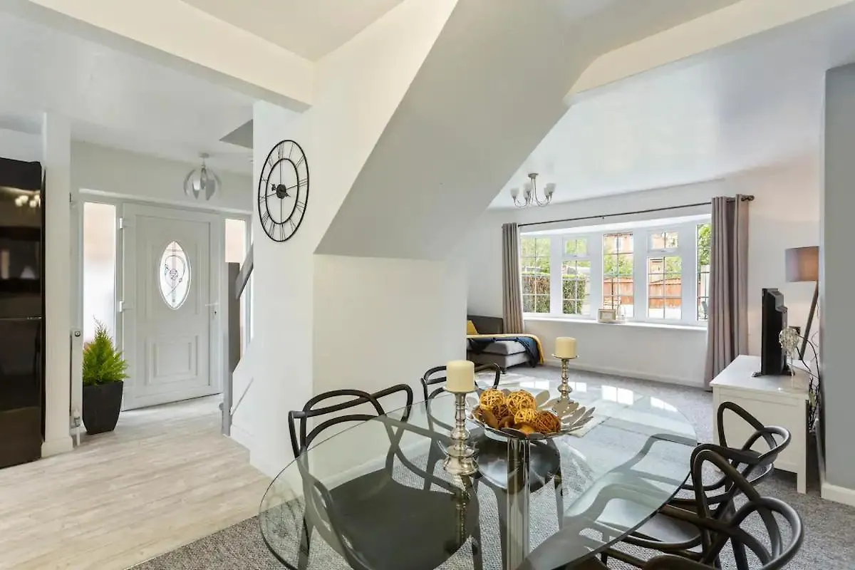 Bright & Spacious With Garden & Parking Nottingham Villa