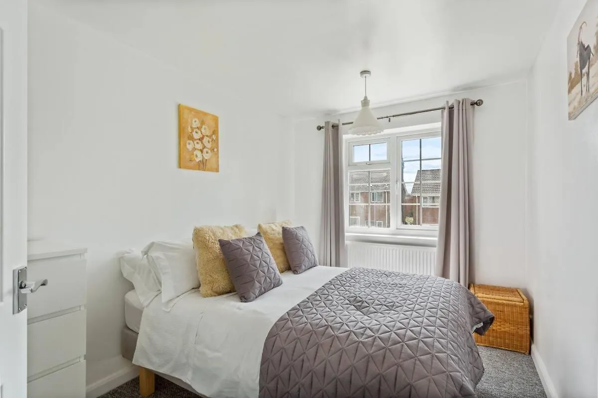 Bright & Spacious With Garden & Parking Nottingham Villa