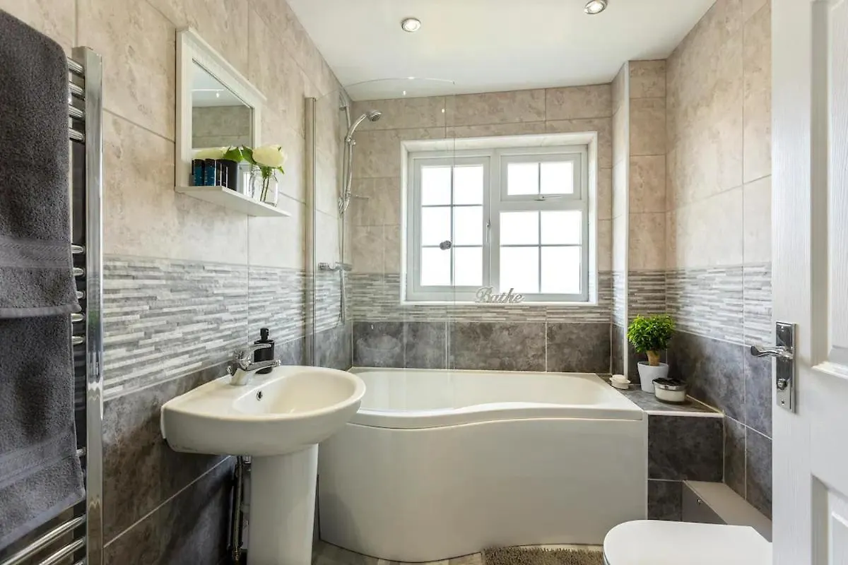 Bright & Spacious With Garden & Parking Nottingham 0*,  United Kingdom