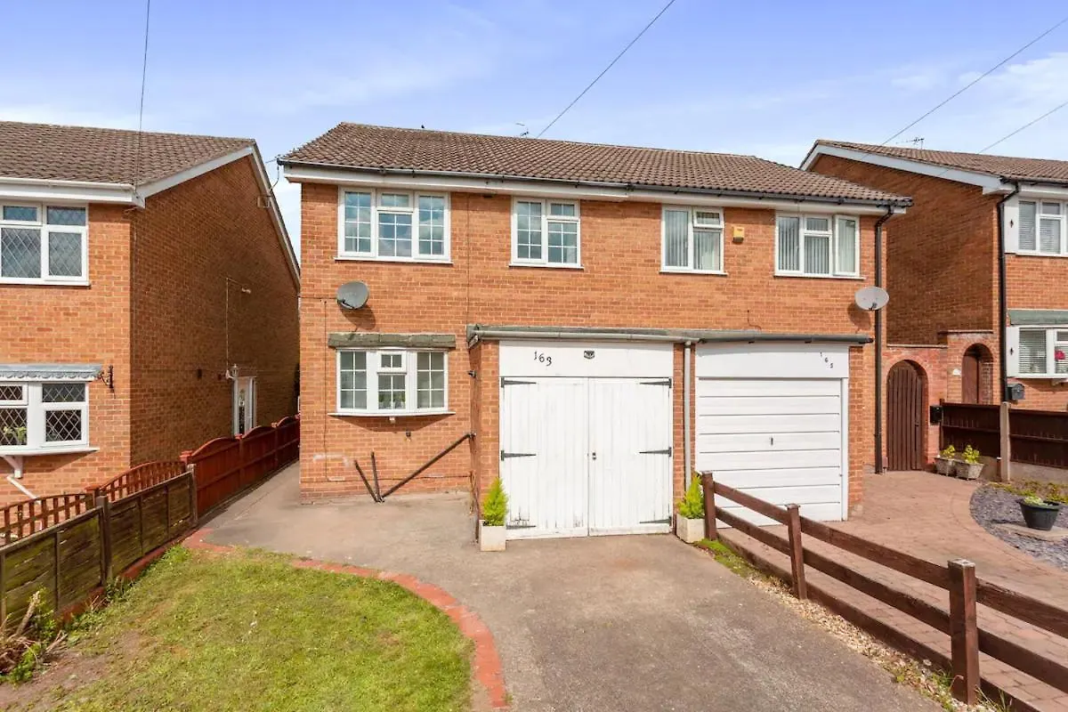 Bright & Spacious With Garden & Parking Nottingham