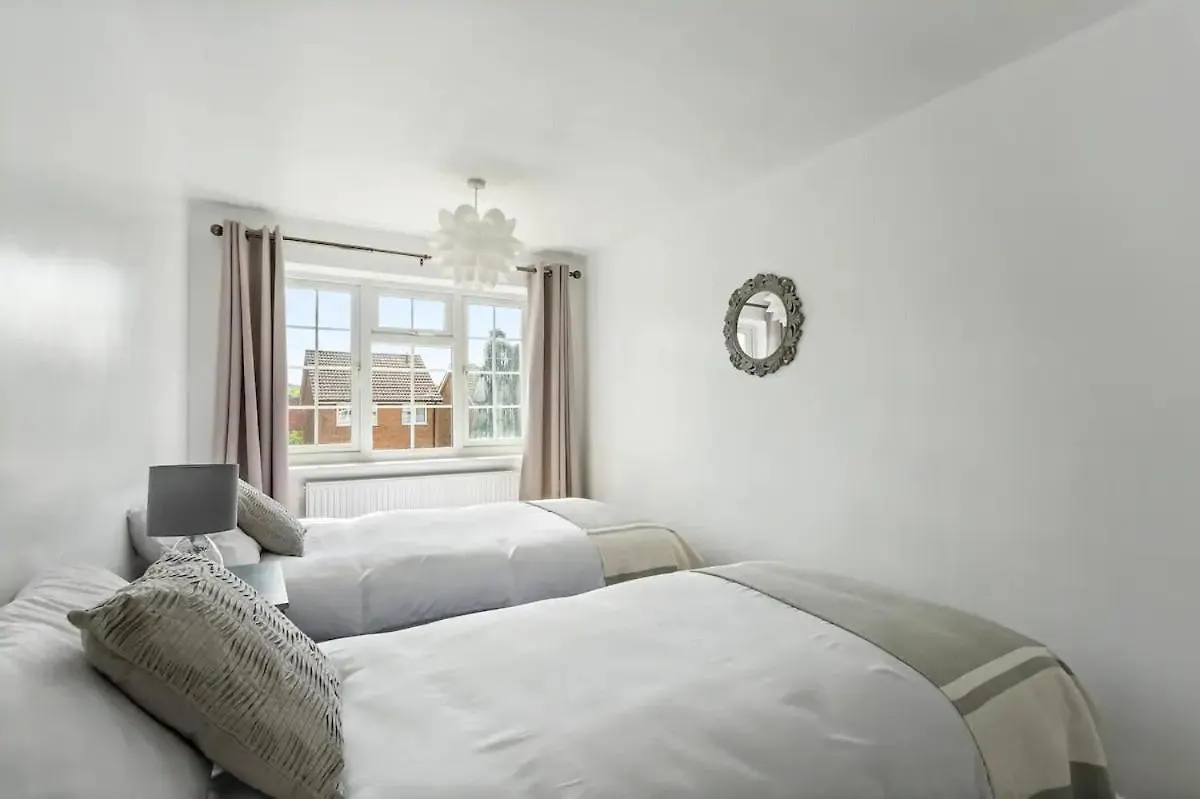 Bright & Spacious With Garden & Parking Nottingham