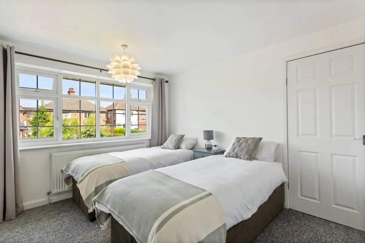 Bright & Spacious With Garden & Parking Nottingham United Kingdom